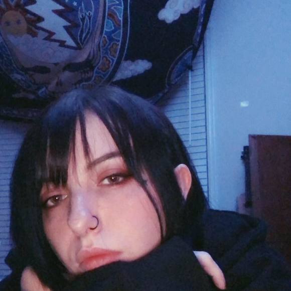 Meet your Posher, Allyssa - Picture 1 of 1